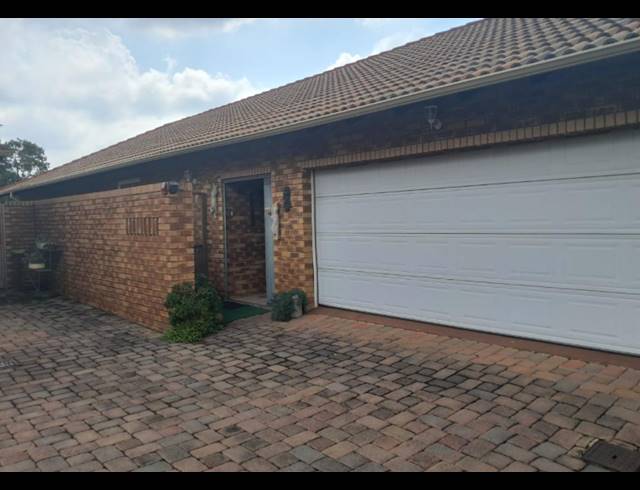 3 BEDROOM TOWNHOUSE FOR SALE IN NEW REDRUTH